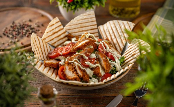 Comment créer une stratégie de menu pour les jours fériés dans un restaurant thématique ?